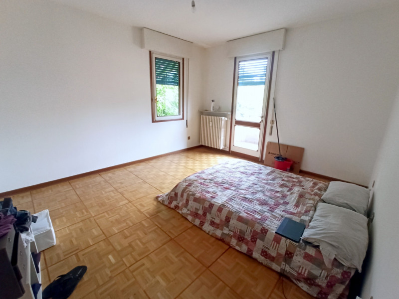 AFFITTO 3 CAMERE parzialmente arredato in ZONA SACRA FAMIGLIA - 3° PIANO (NO ASCENSORE).
Composto...