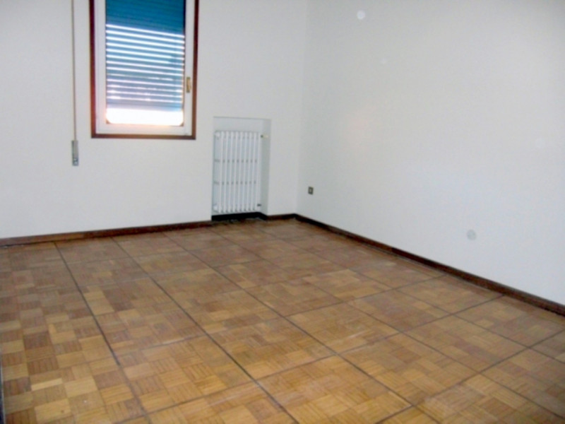 AFFITTO 3 CAMERE parzialmente arredato in ZONA SACRA FAMIGLIA - 3° PIANO (NO ASCENSORE).
Composto...