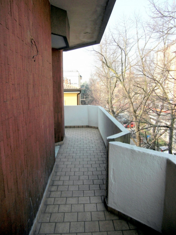 AFFITTO 3 CAMERE parzialmente arredato in ZONA SACRA FAMIGLIA - 3° PIANO (NO ASCENSORE).
Composto...