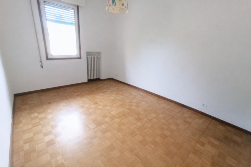 AFFITTO 3 CAMERE parzialmente arredato in ZONA SACRA FAMIGLIA - 3° PIANO (NO ASCENSORE).
Composto...