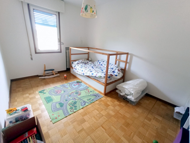 AFFITTO 3 CAMERE parzialmente arredato in ZONA SACRA FAMIGLIA - 3° PIANO (NO ASCENSORE).
Composto...