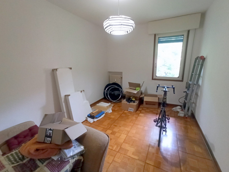 AFFITTO 3 CAMERE parzialmente arredato in ZONA SACRA FAMIGLIA - 3° PIANO (NO ASCENSORE).
Composto...