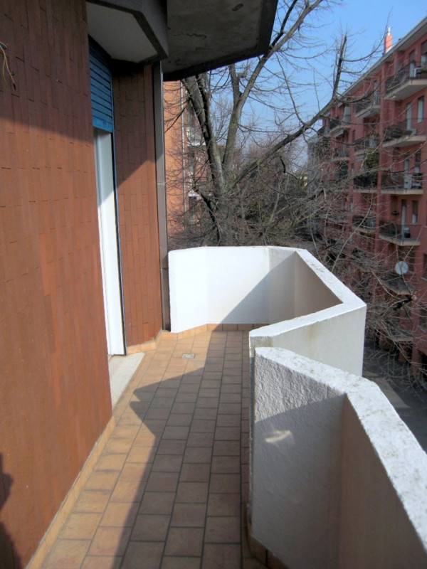 AFFITTO 3 CAMERE parzialmente arredato in ZONA SACRA FAMIGLIA - 3° PIANO (NO ASCENSORE).
Composto...