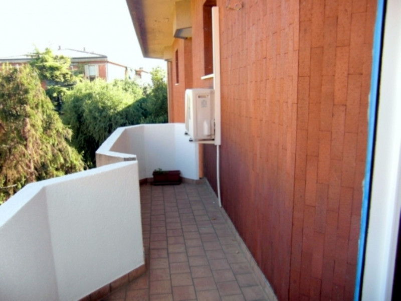 AFFITTO 3 CAMERE parzialmente arredato in ZONA SACRA FAMIGLIA - 3° PIANO (NO ASCENSORE).
Composto...