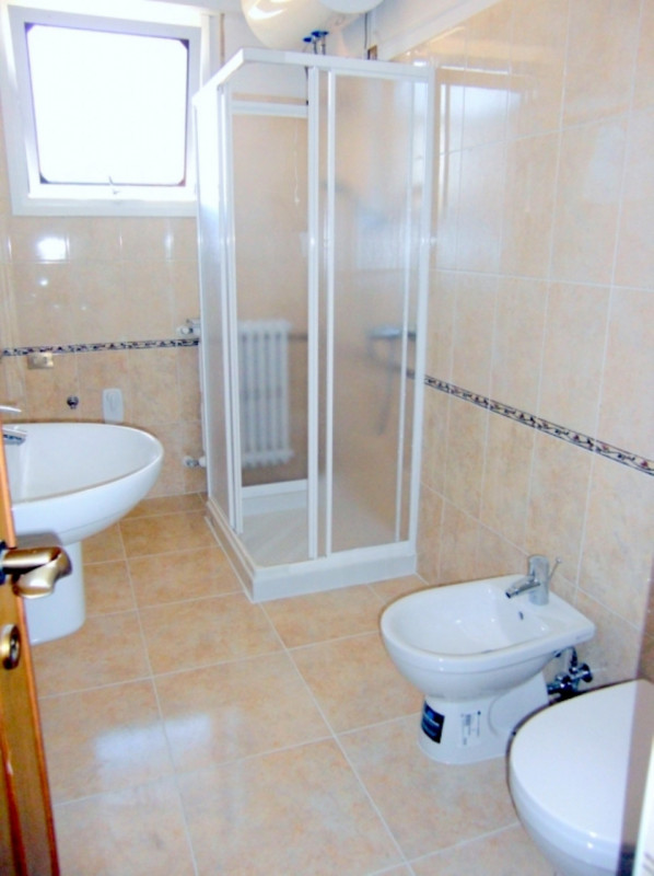 AFFITTO 3 CAMERE parzialmente arredato in ZONA SACRA FAMIGLIA - 3° PIANO (NO ASCENSORE).
Composto...