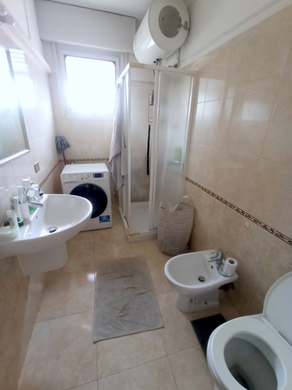 AFFITTO 3 CAMERE parzialmente arredato in ZONA SACRA FAMIGLIA - 3° PIANO (NO ASCENSORE).
Composto...