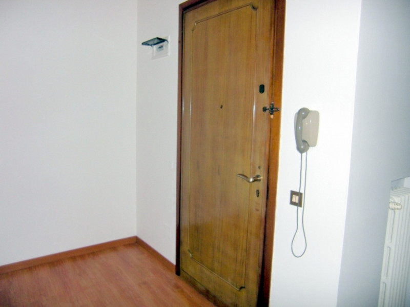 AFFITTO 3 CAMERE parzialmente arredato in ZONA SACRA FAMIGLIA - 3° PIANO (NO ASCENSORE).
Composto...