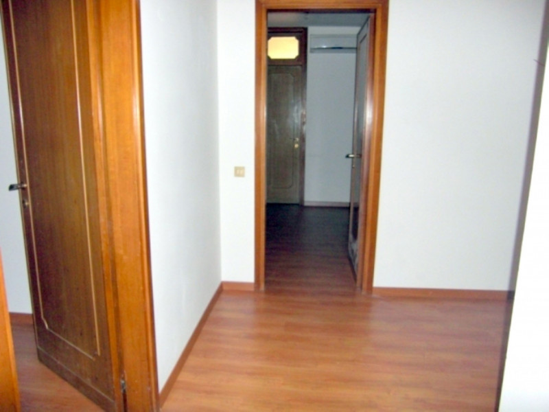 AFFITTO 3 CAMERE parzialmente arredato in ZONA SACRA FAMIGLIA - 3° PIANO (NO ASCENSORE).
Composto...