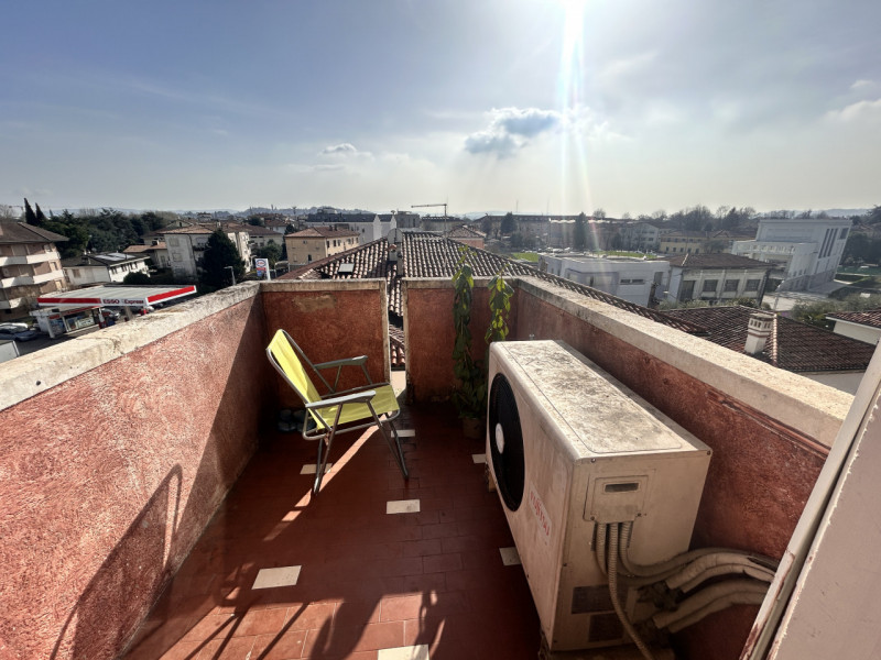 Nel cuore del quartiere San Bortolo, una delle zone più apprezzate di Vicenza per la sua straordi...