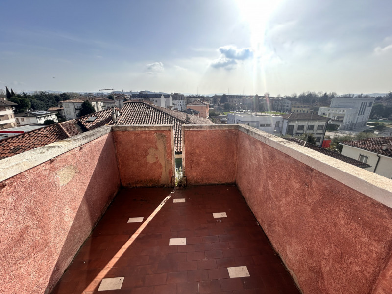 Nel cuore del quartiere San Bortolo, una delle zone più apprezzate di Vicenza per la sua straordi...