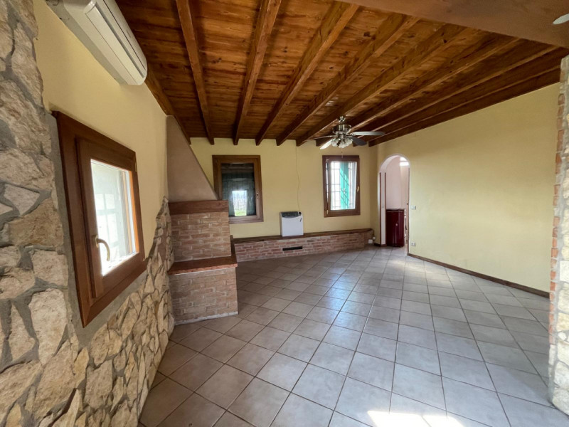 Un angolo di paradiso situato nel cuore della campagna, a soli dieci minuti dalla città. Questa p...