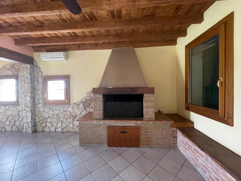 Un angolo di paradiso situato nel cuore della campagna, a soli dieci minuti dalla città. Questa p...