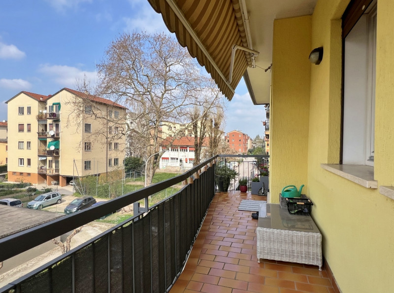 ULTIMO PIANO TRICAMERE COMPLETAMENTE RISTRUTTURATO IN PICCOLO CONTESTO A VICENZA EST- SCOPERTO ES...