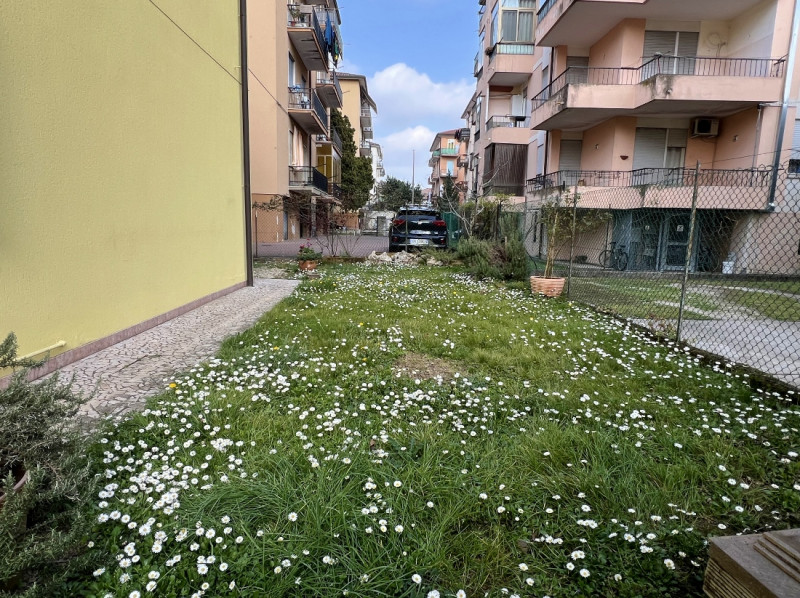 ULTIMO PIANO TRICAMERE COMPLETAMENTE RISTRUTTURATO IN PICCOLO CONTESTO A VICENZA EST- SCOPERTO ES...