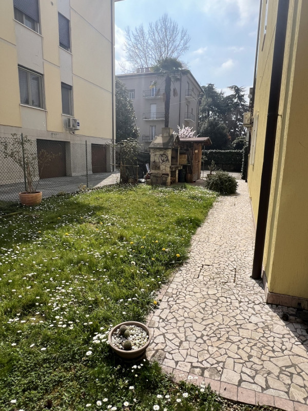 ULTIMO PIANO TRICAMERE COMPLETAMENTE RISTRUTTURATO IN PICCOLO CONTESTO A VICENZA EST- SCOPERTO ES...