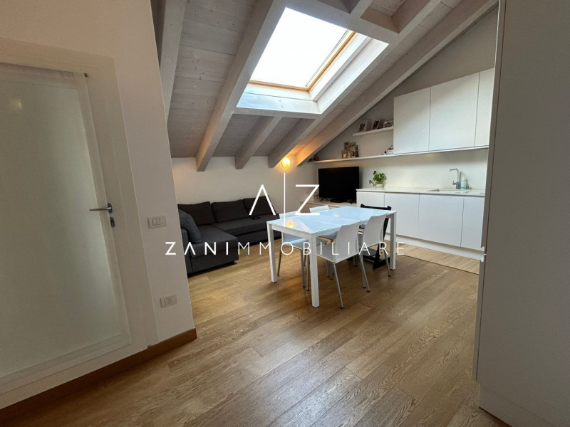 Proponiamo in vendita un elegante attico di 85 mq situato nel pieno centro storico di Castelfranc...