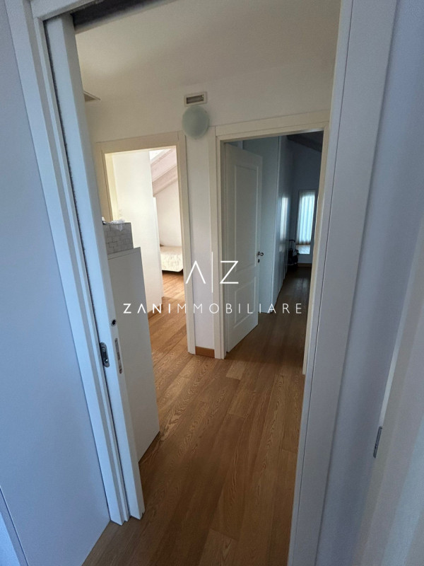 Proponiamo in vendita un elegante attico di 85 mq situato nel pieno centro storico di Castelfranc...