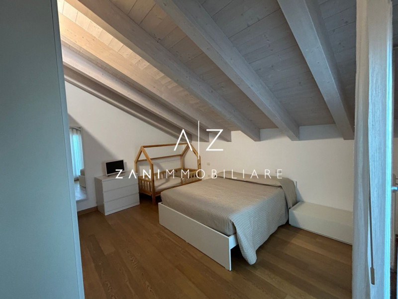 Proponiamo in vendita un elegante attico di 85 mq situato nel pieno centro storico di Castelfranc...