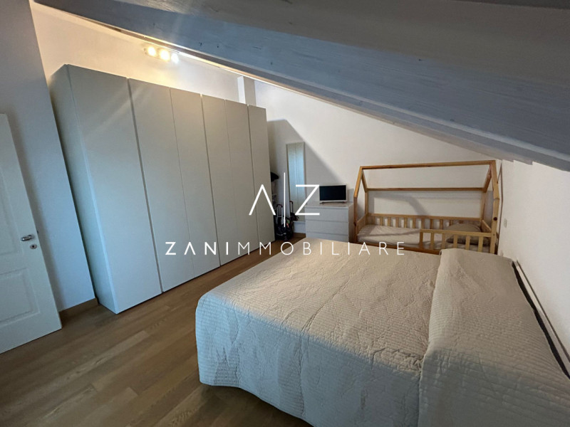 Proponiamo in vendita un elegante attico di 85 mq situato nel pieno centro storico di Castelfranc...