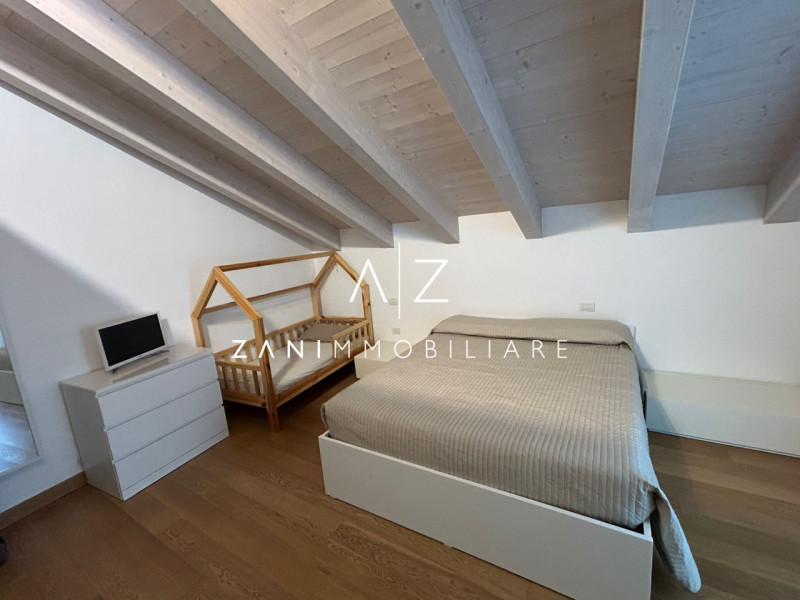 Proponiamo in vendita un elegante attico di 85 mq situato nel pieno centro storico di Castelfranc...