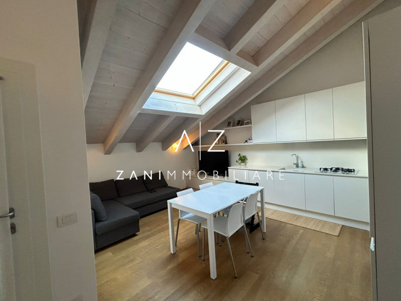 Proponiamo in vendita un elegante attico di 85 mq situato nel pieno centro storico di Castelfranc...