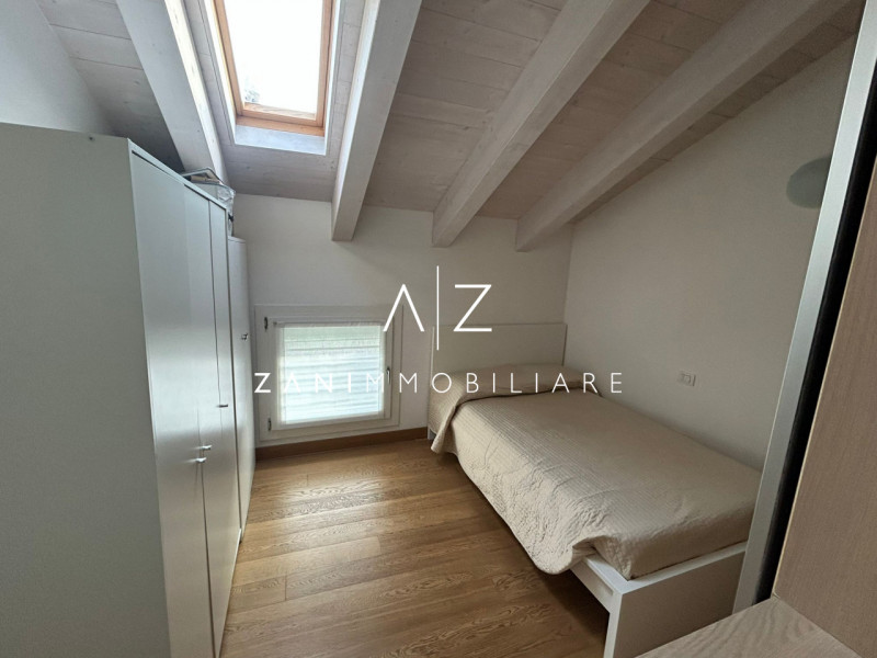 Proponiamo in vendita un elegante attico di 85 mq situato nel pieno centro storico di Castelfranc...