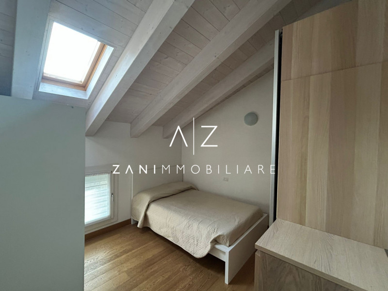 Proponiamo in vendita un elegante attico di 85 mq situato nel pieno centro storico di Castelfranc...