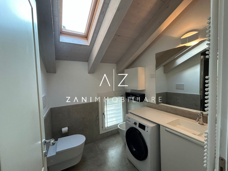 Proponiamo in vendita un elegante attico di 85 mq situato nel pieno centro storico di Castelfranc...