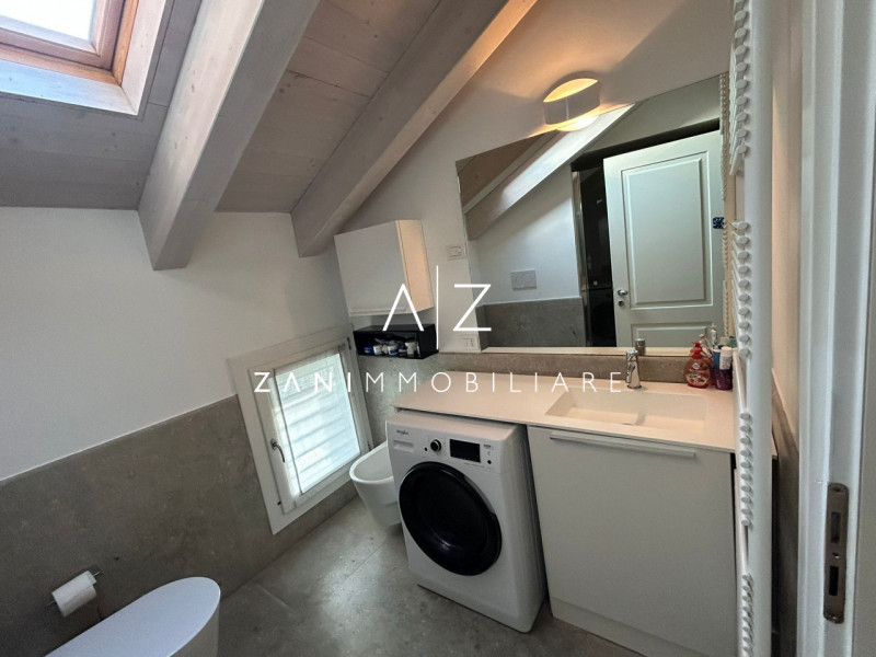 Proponiamo in vendita un elegante attico di 85 mq situato nel pieno centro storico di Castelfranc...