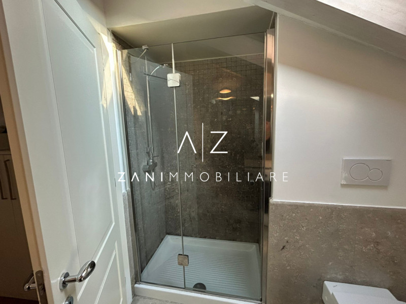 Proponiamo in vendita un elegante attico di 85 mq situato nel pieno centro storico di Castelfranc...