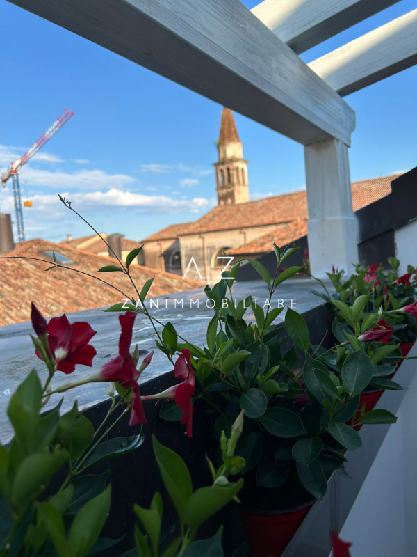 Proponiamo in vendita un elegante attico di 85 mq situato nel pieno centro storico di Castelfranc...