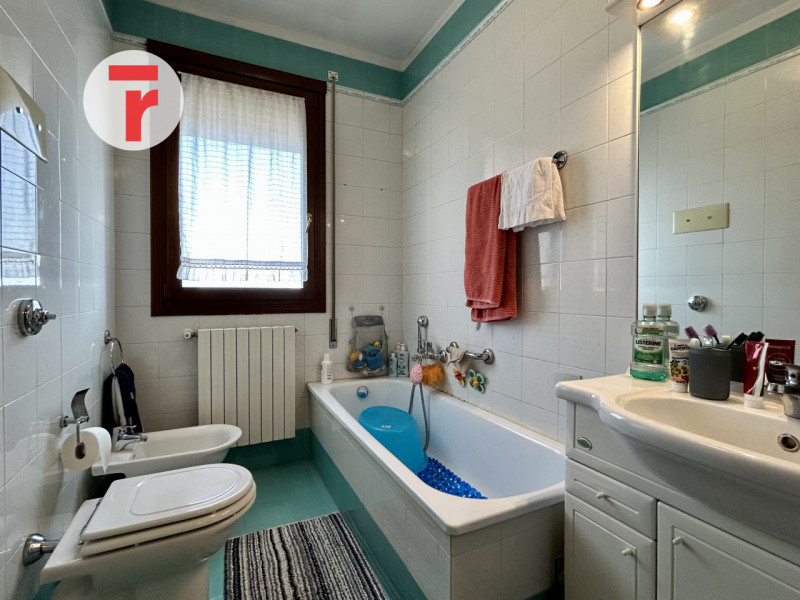 Cadoneghe - loc.Mezzavia - In zona comoda a Strada Del Santo e vicino a contesto verde. Appartame...