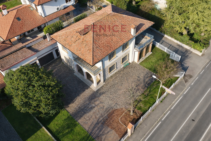 A Cornuda, in zona tranquilla e residenziale, proponiamo in vendita una villa indipendente dalle ...