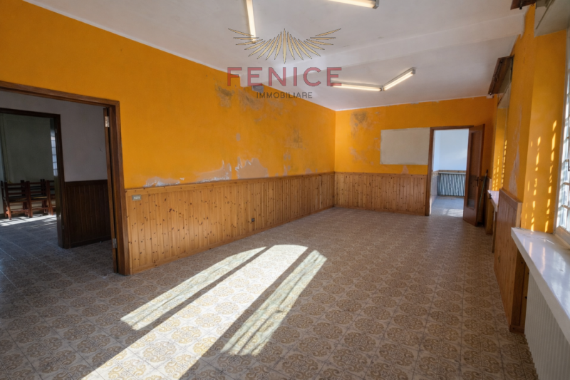 A Cornuda, in zona tranquilla e residenziale, proponiamo in vendita una villa indipendente dalle ...