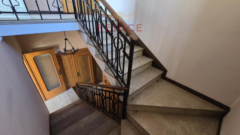 A Cornuda, in zona tranquilla e residenziale, proponiamo in vendita una villa indipendente dalle ...