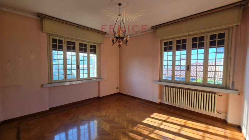 A Cornuda, in zona tranquilla e residenziale, proponiamo in vendita una villa indipendente dalle ...