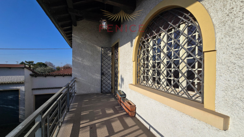 A Cornuda, in zona tranquilla e residenziale, proponiamo in vendita una villa indipendente dalle ...