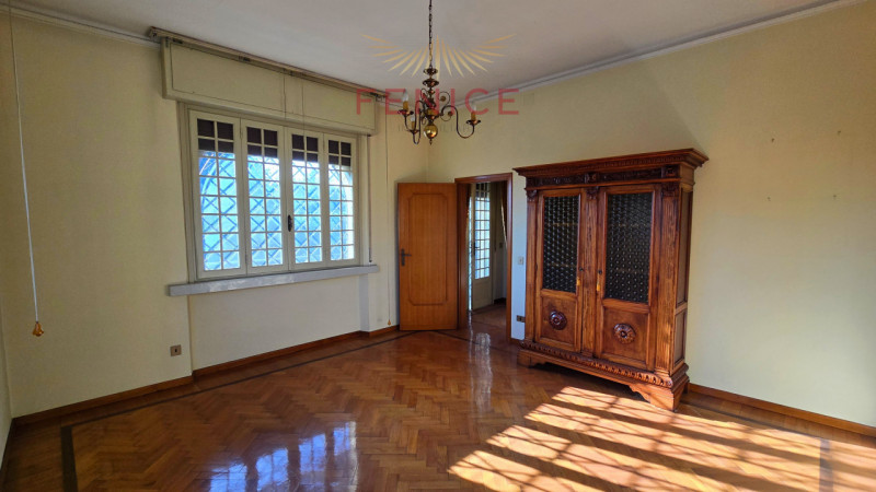 A Cornuda, in zona tranquilla e residenziale, proponiamo in vendita una villa indipendente dalle ...