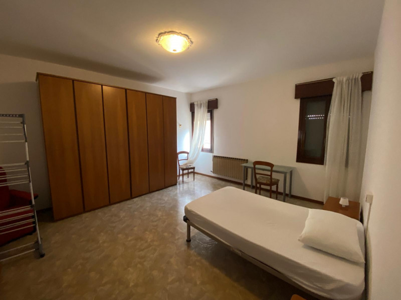 VICENZA centro: Tricamere di ampia metratura con ascensore privato e garage doppio. Euro 166.000
...