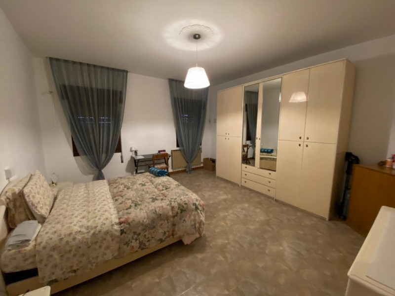 VICENZA centro: Tricamere di ampia metratura con ascensore privato e garage doppio. Euro 166.000
...