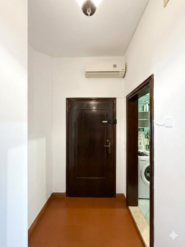 VICENZA centro: Tricamere di ampia metratura con ascensore privato e garage doppio. Euro 166.000
...