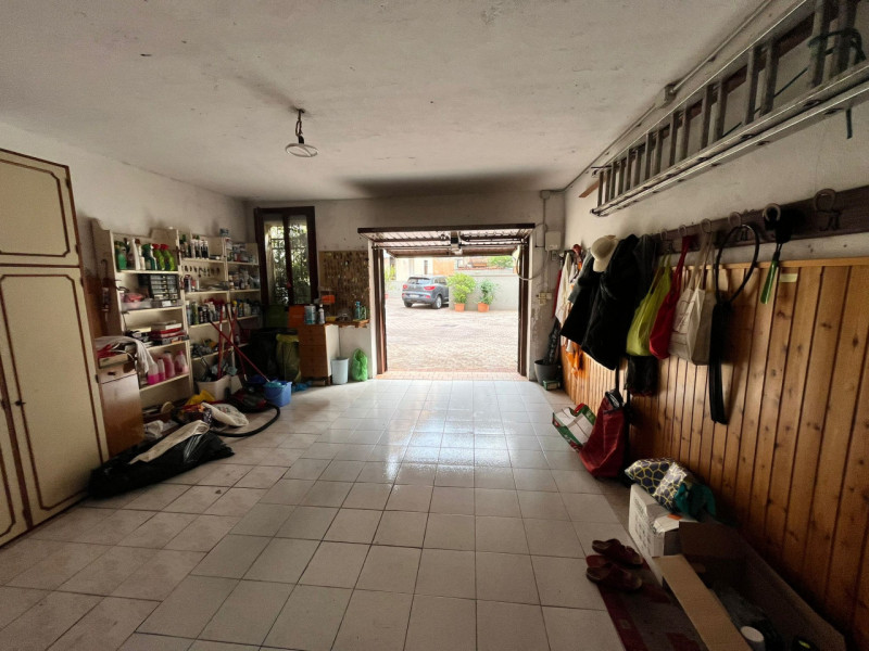 VICENZA centro: Tricamere di ampia metratura con ascensore privato e garage doppio. Euro 166.000
...