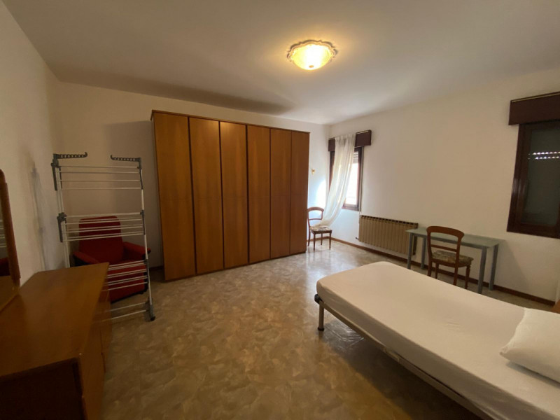 VICENZA - ZONA UNIVERSITÀ: 120mq Strategici con Ascensore Privato e Garage Doppio
Spazio, Rendita...