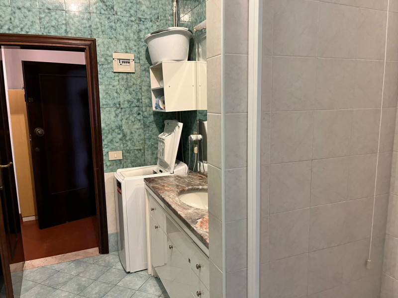 VICENZA centro: Tricamere di ampia metratura con ascensore privato e garage doppio. Euro 166.000
...