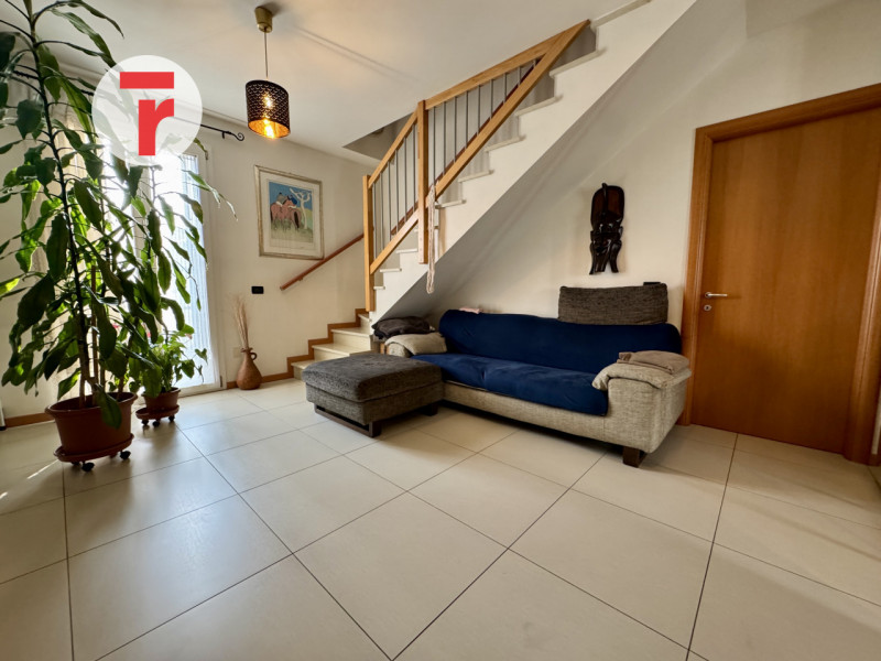 VIGONZA - loc.Peraga - Su condominio edificato nel 2010. Primo ed ultimo piano su due livelli int...