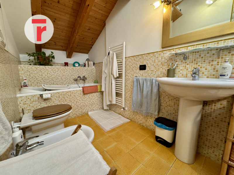 VIGONZA - loc.Peraga - Su condominio edificato nel 2010. Primo ed ultimo piano su due livelli int...