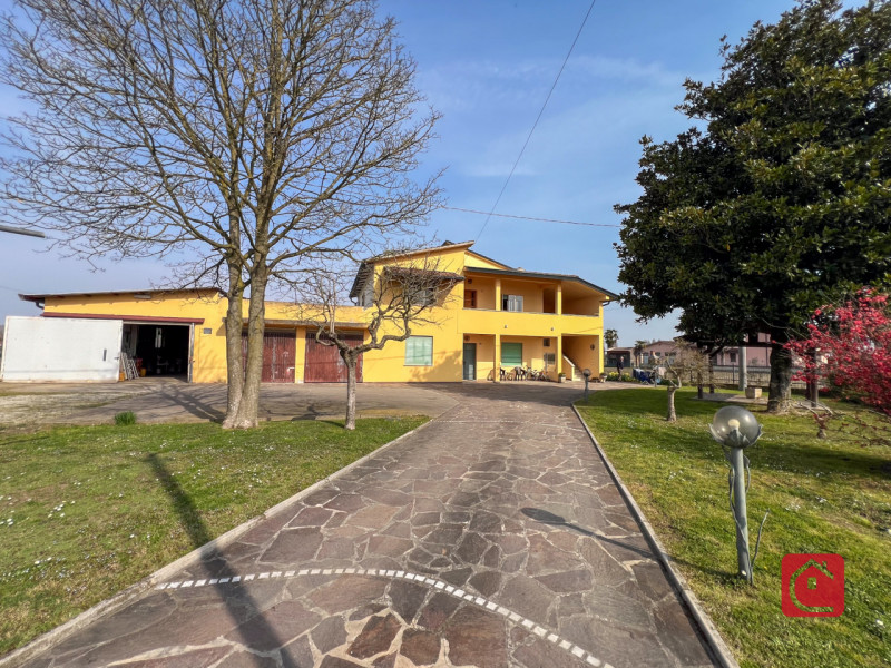 Proponiamo in vendita una casa indipendente di circa 120 mq, ideale per chi cerca una soluzione i...