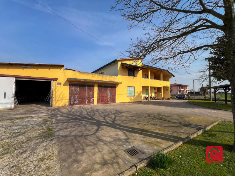Proponiamo in vendita una casa indipendente di circa 120 mq, ideale per chi cerca una soluzione i...