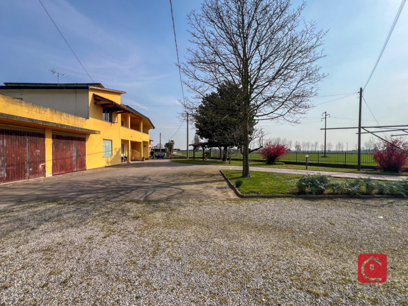 Proponiamo in vendita una casa indipendente di circa 120 mq, ideale per chi cerca una soluzione i...
