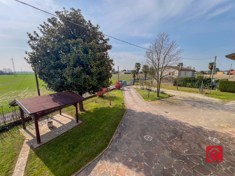 Proponiamo in vendita una casa indipendente di circa 120 mq, ideale per chi cerca una soluzione i...